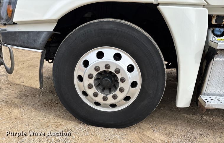 image for item DT0014 2015 Freightliner Cascadia semi truck