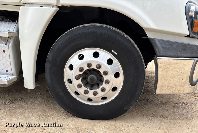 image for item DT0014 2015 Freightliner Cascadia semi truck