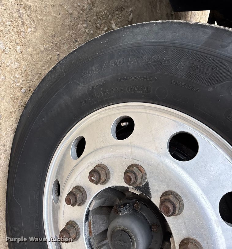 image for item DT0014 2015 Freightliner Cascadia semi truck