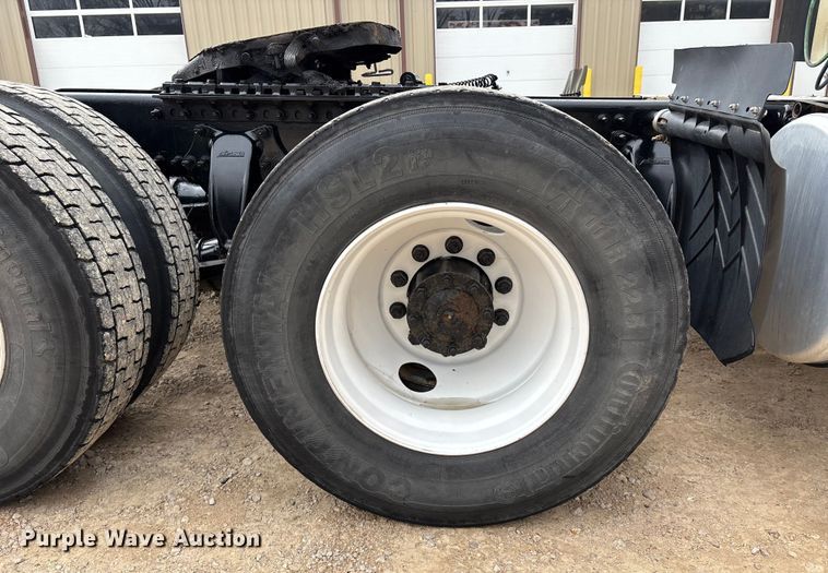 image for item DT0014 2015 Freightliner Cascadia semi truck