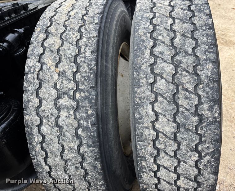 image for item DT0014 2015 Freightliner Cascadia semi truck