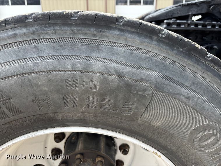 image for item DT0014 2015 Freightliner Cascadia semi truck