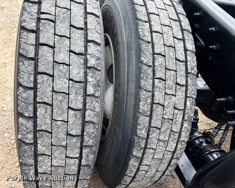 image for item DT0014 2015 Freightliner Cascadia semi truck