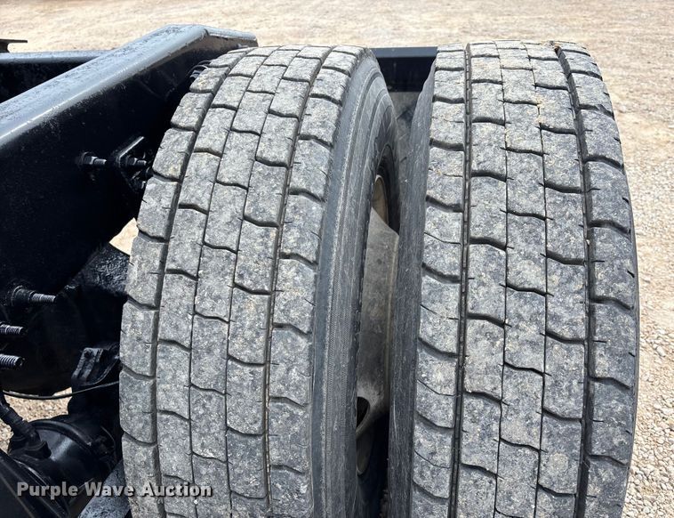 image for item DT0014 2015 Freightliner Cascadia semi truck