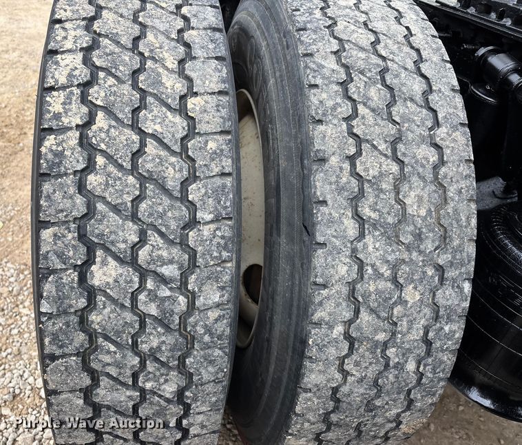 image for item DT0014 2015 Freightliner Cascadia semi truck