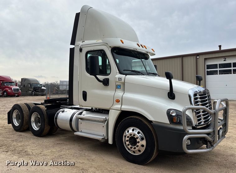 image for item DT0015 2015 Freightliner Cascadia semi truck