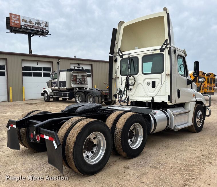 image for item DT0015 2015 Freightliner Cascadia semi truck