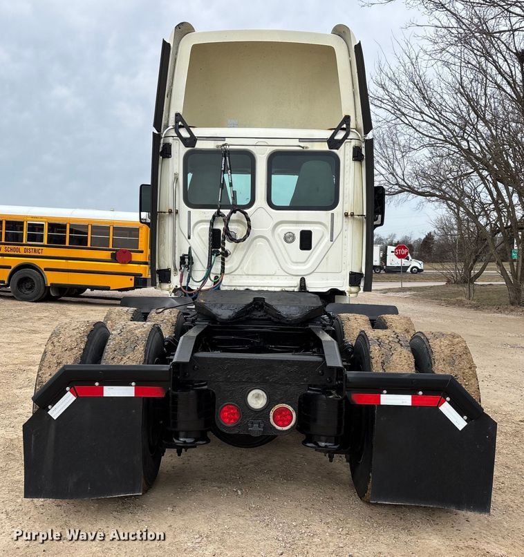 image for item DT0015 2015 Freightliner Cascadia semi truck