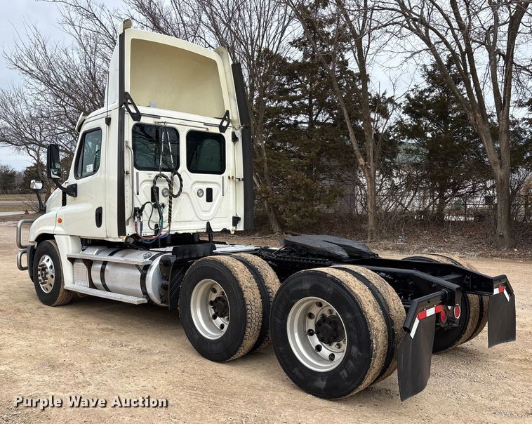 image for item DT0015 2015 Freightliner Cascadia semi truck