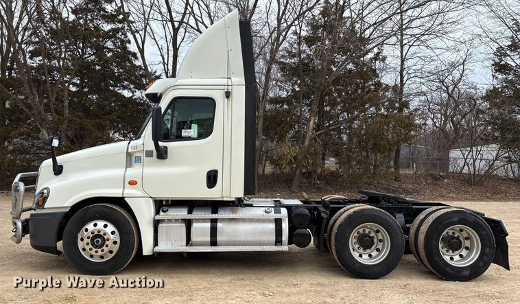 image for item DT0015 2015 Freightliner Cascadia semi truck