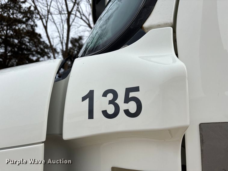 image for item DT0015 2015 Freightliner Cascadia semi truck