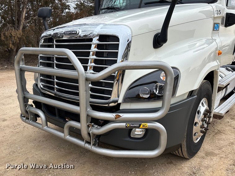 image for item DT0015 2015 Freightliner Cascadia semi truck