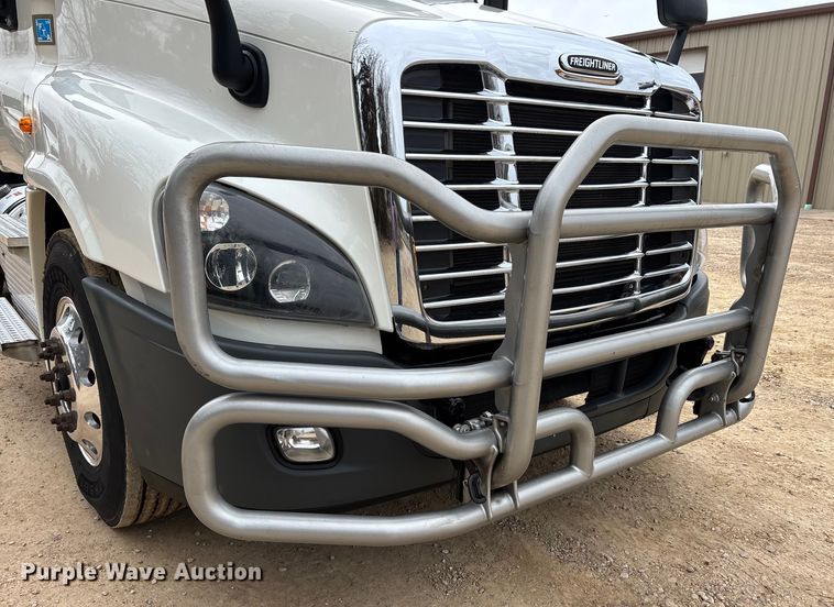 image for item DT0015 2015 Freightliner Cascadia semi truck