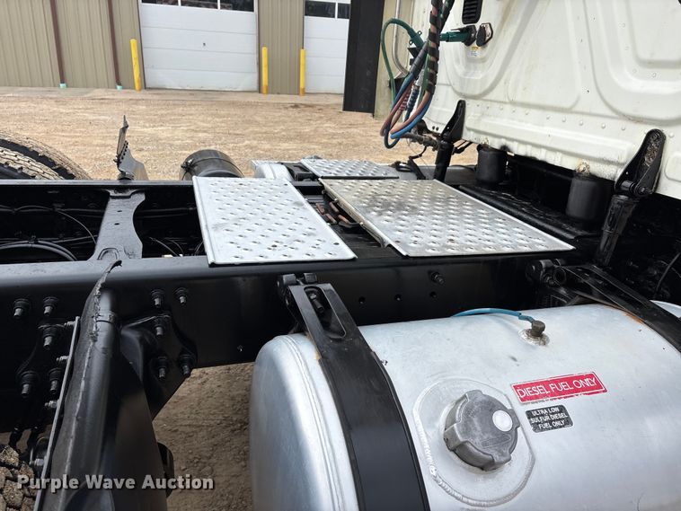 image for item DT0015 2015 Freightliner Cascadia semi truck