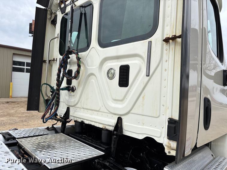 image for item DT0015 2015 Freightliner Cascadia semi truck