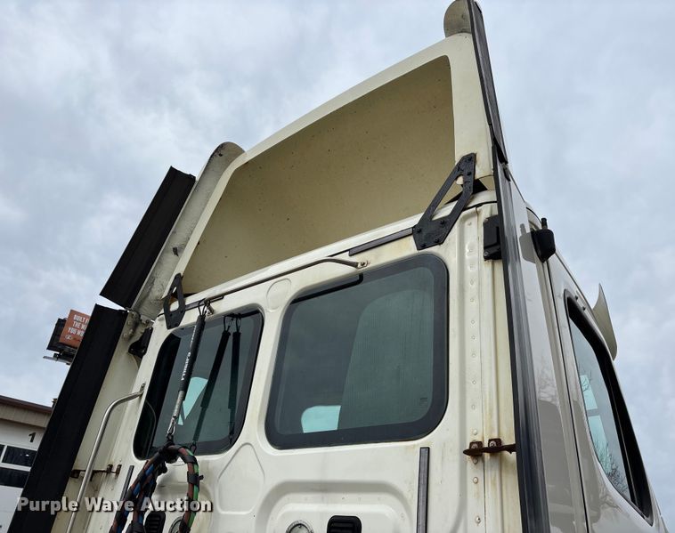 image for item DT0015 2015 Freightliner Cascadia semi truck