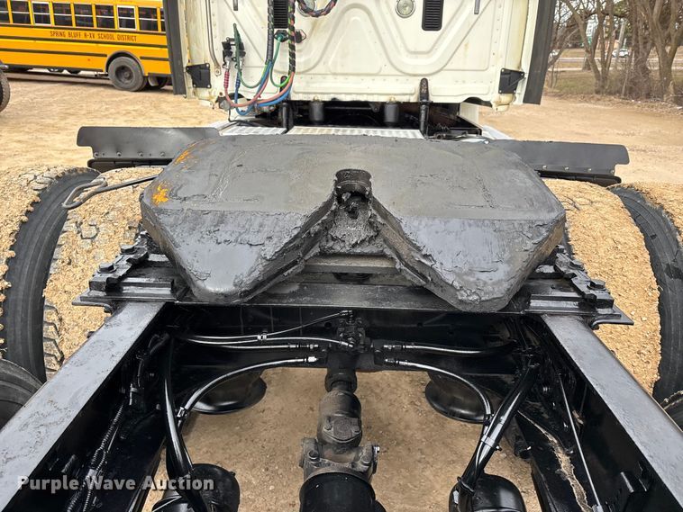 image for item DT0015 2015 Freightliner Cascadia semi truck