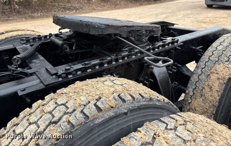 image for item DT0015 2015 Freightliner Cascadia semi truck