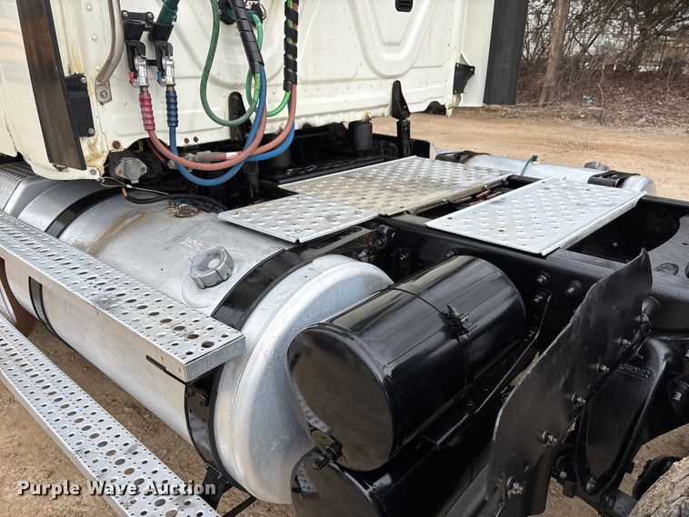 image for item DT0015 2015 Freightliner Cascadia semi truck