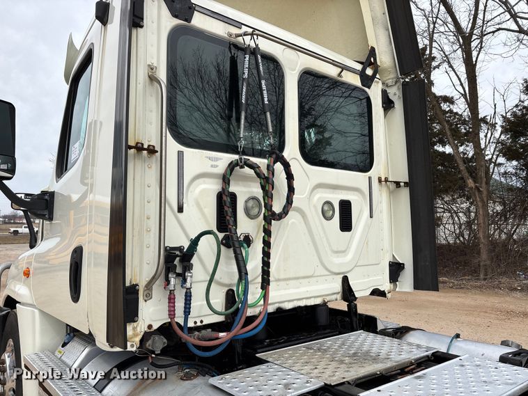 image for item DT0015 2015 Freightliner Cascadia semi truck