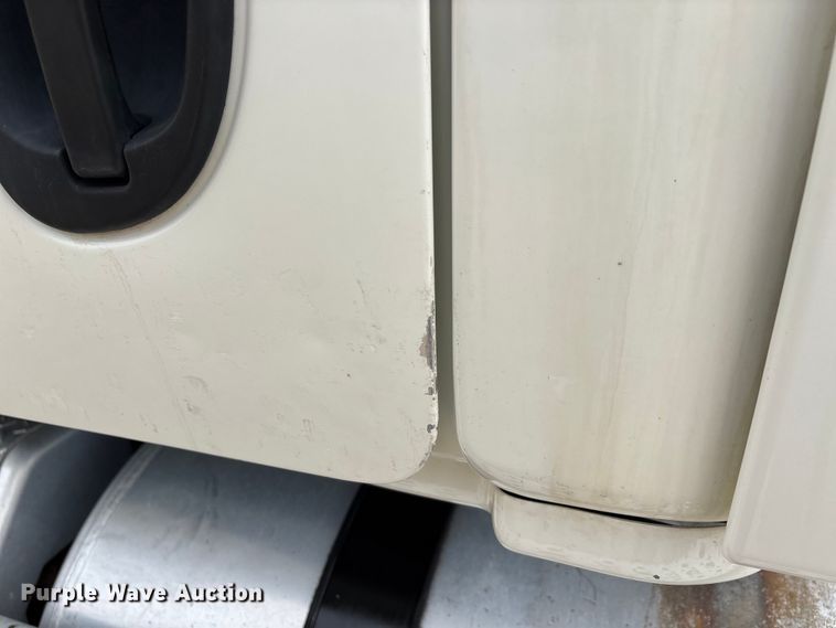 image for item DT0015 2015 Freightliner Cascadia semi truck