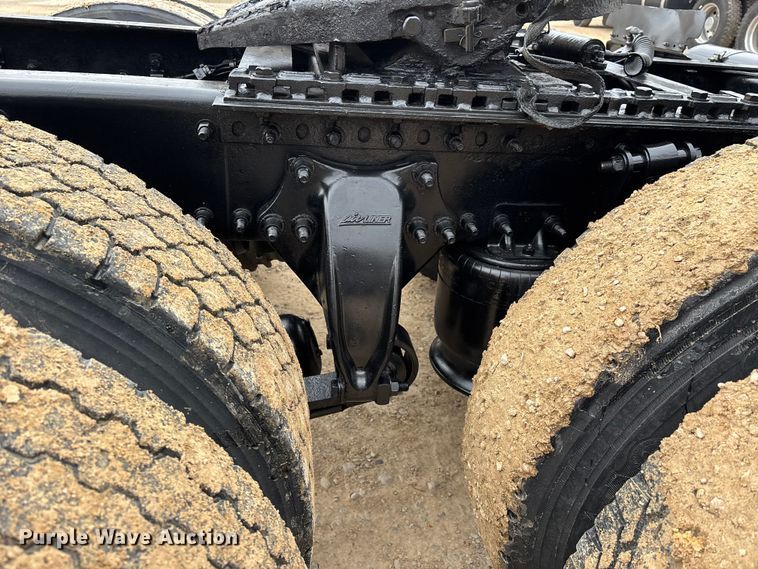 image for item DT0015 2015 Freightliner Cascadia semi truck