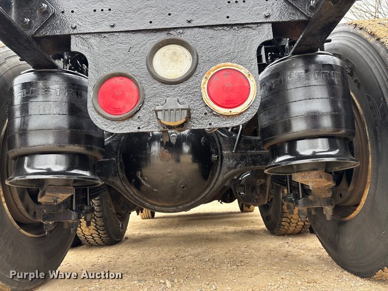 image for item DT0015 2015 Freightliner Cascadia semi truck