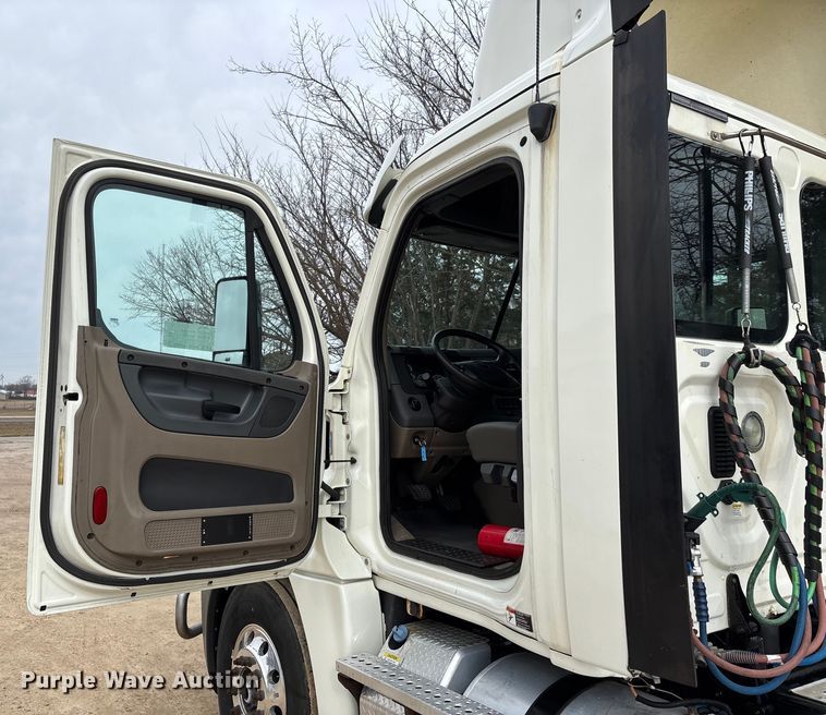 image for item DT0015 2015 Freightliner Cascadia semi truck