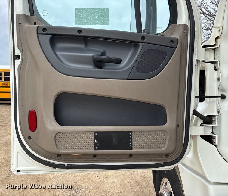 image for item DT0015 2015 Freightliner Cascadia semi truck