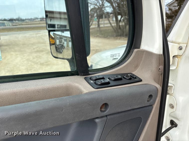 image for item DT0015 2015 Freightliner Cascadia semi truck