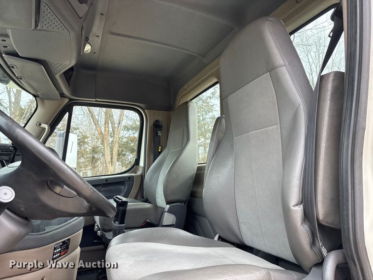 image for item DT0015 2015 Freightliner Cascadia semi truck