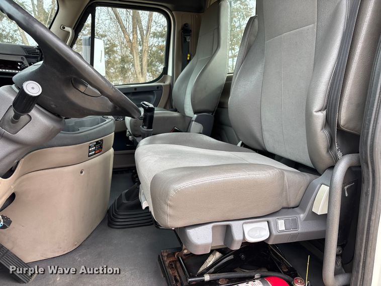 image for item DT0015 2015 Freightliner Cascadia semi truck