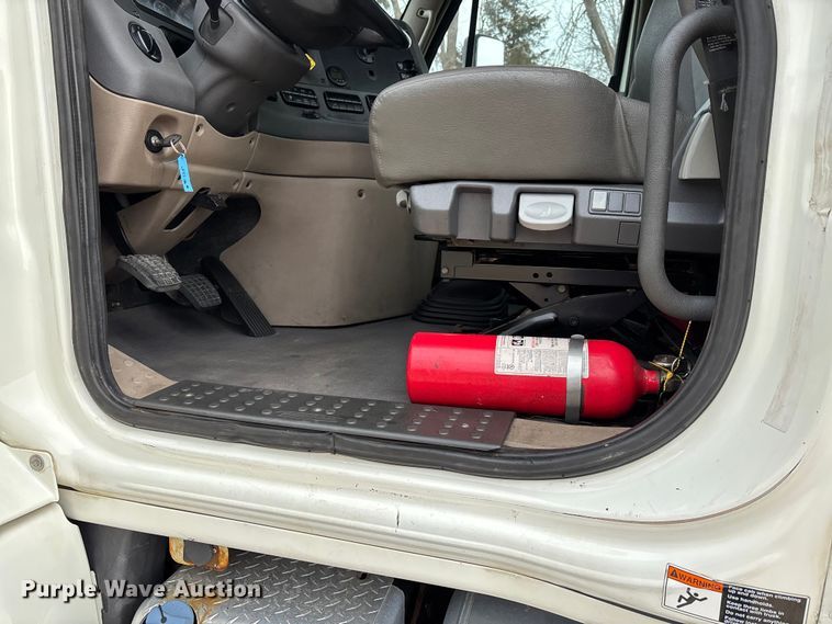 image for item DT0015 2015 Freightliner Cascadia semi truck