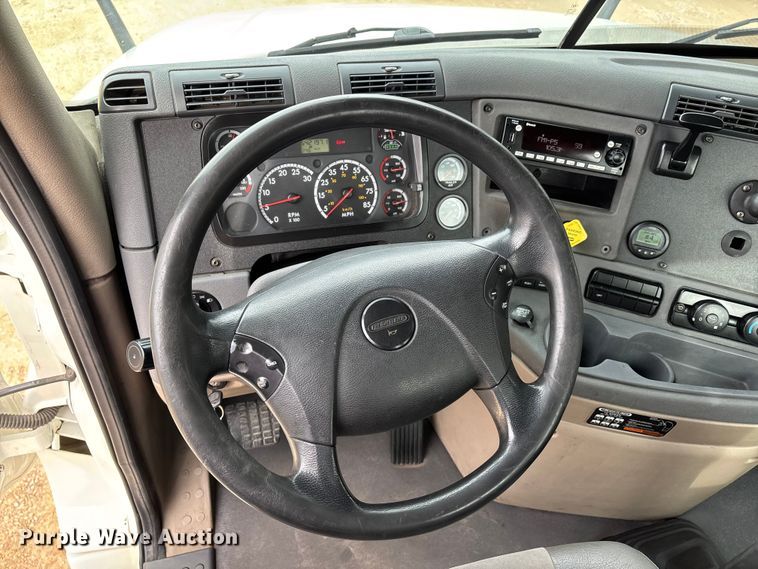 image for item DT0015 2015 Freightliner Cascadia semi truck
