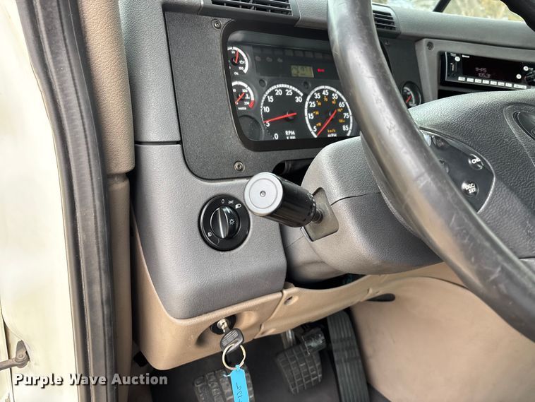 image for item DT0015 2015 Freightliner Cascadia semi truck