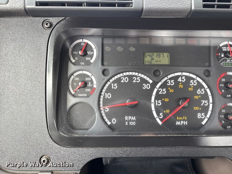 image for item DT0015 2015 Freightliner Cascadia semi truck