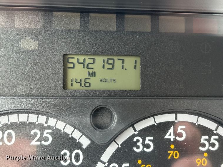 image for item DT0015 2015 Freightliner Cascadia semi truck