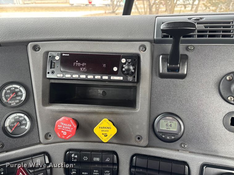 image for item DT0015 2015 Freightliner Cascadia semi truck