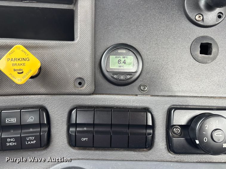 image for item DT0015 2015 Freightliner Cascadia semi truck