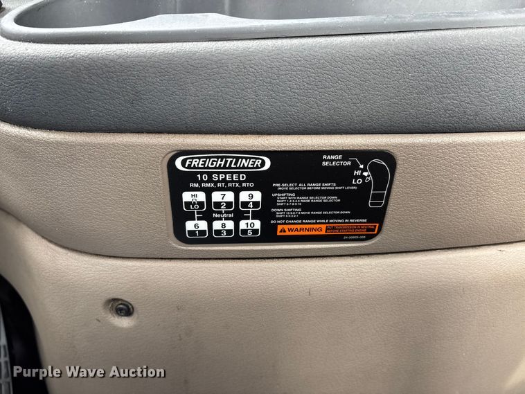 image for item DT0015 2015 Freightliner Cascadia semi truck