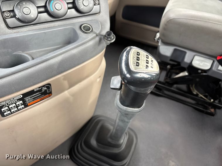 image for item DT0015 2015 Freightliner Cascadia semi truck