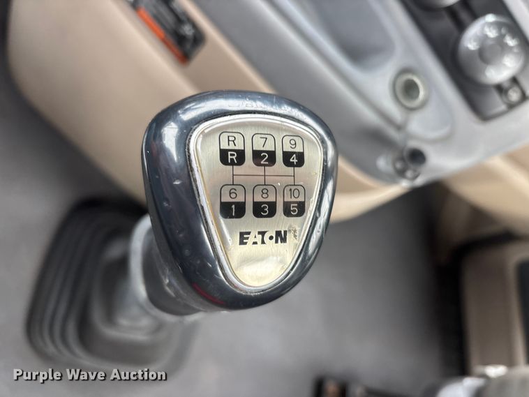 image for item DT0015 2015 Freightliner Cascadia semi truck