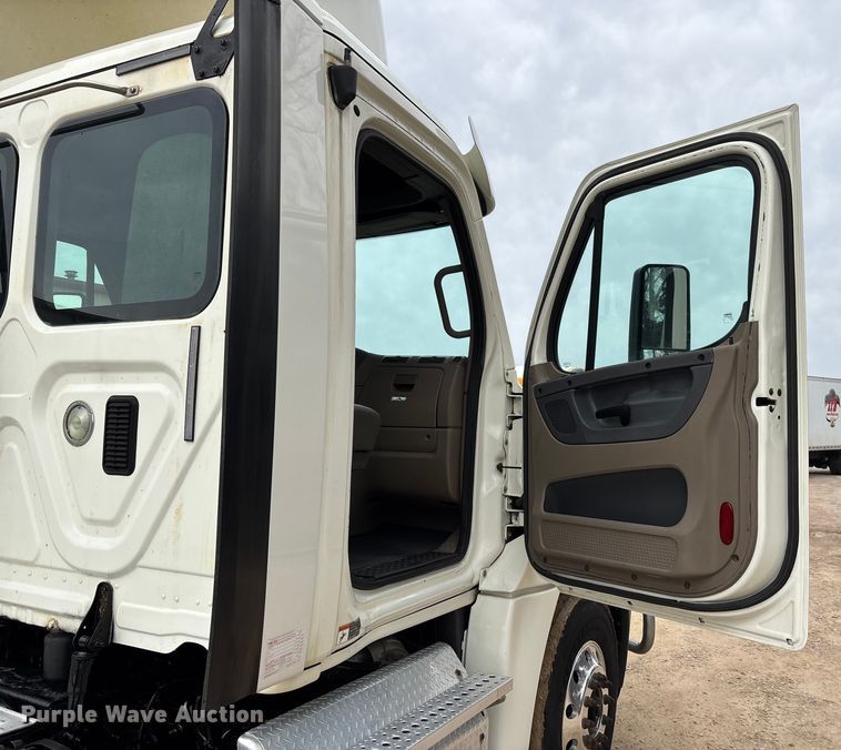 image for item DT0015 2015 Freightliner Cascadia semi truck