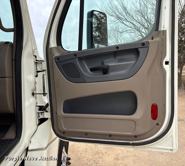 image for item DT0015 2015 Freightliner Cascadia semi truck