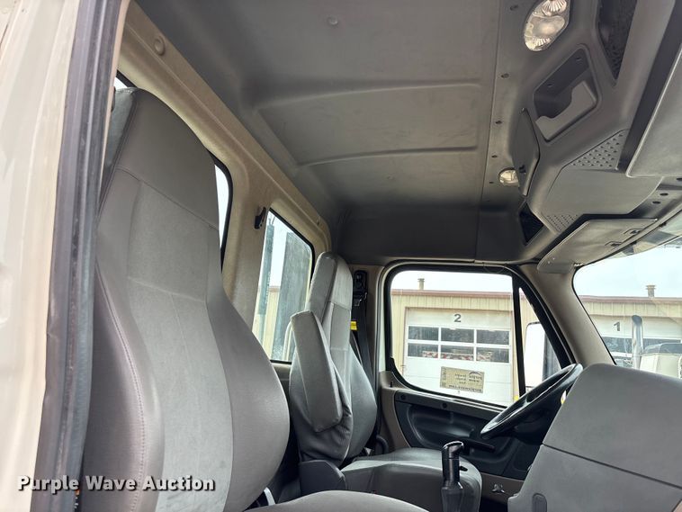 image for item DT0015 2015 Freightliner Cascadia semi truck