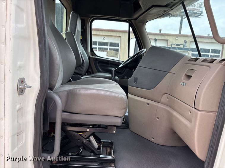 image for item DT0015 2015 Freightliner Cascadia semi truck