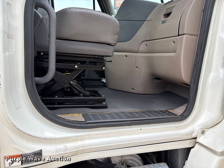 image for item DT0015 2015 Freightliner Cascadia semi truck