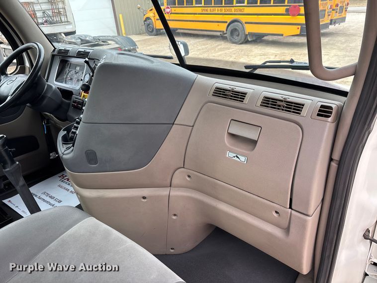 image for item DT0015 2015 Freightliner Cascadia semi truck