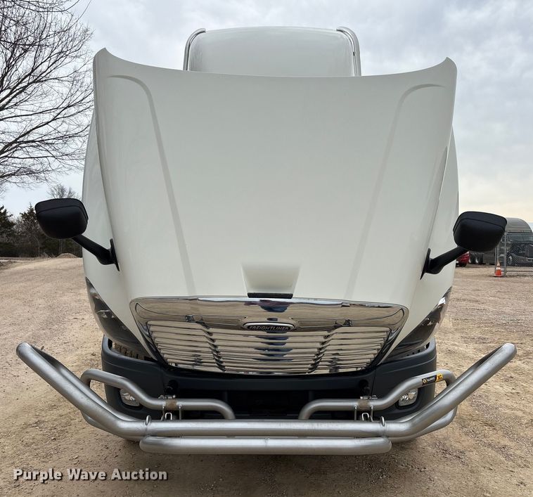 image for item DT0015 2015 Freightliner Cascadia semi truck