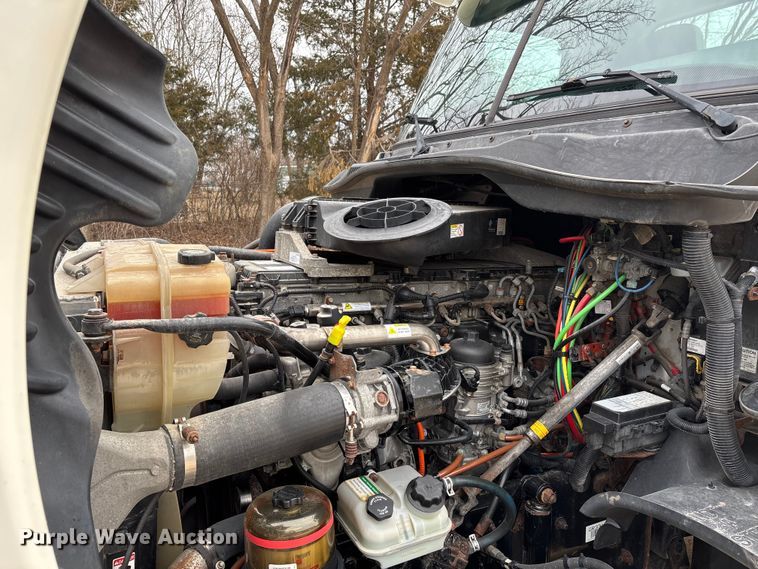 image for item DT0015 2015 Freightliner Cascadia semi truck